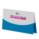 Faltblatt, gefalzt auf MAXI-Format (23,5 cm x 12,5 cm), horizontaler Mittelfalz, 4-seitig